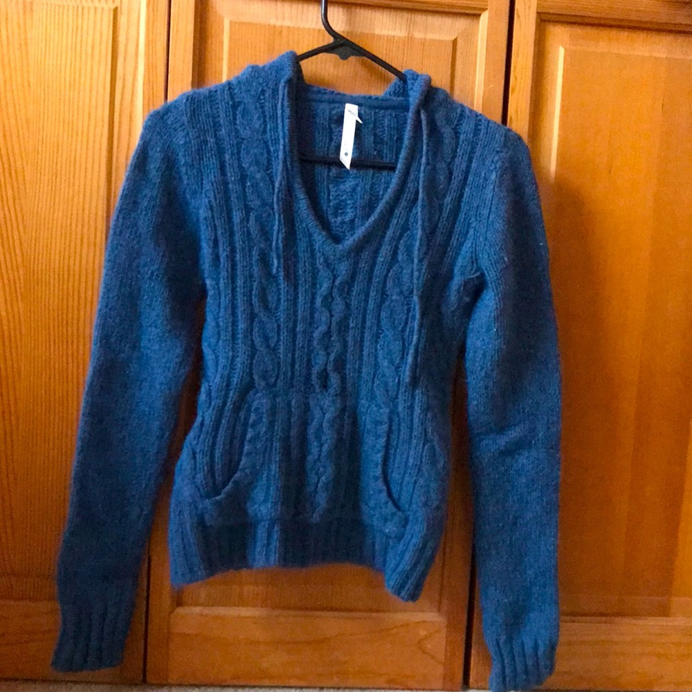 Lila brand cable knit hoodie sweater with front pocket